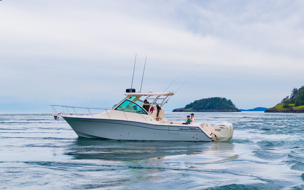 express-330-grady-white-33-foot-express-cabin_cruising_qtp0598
