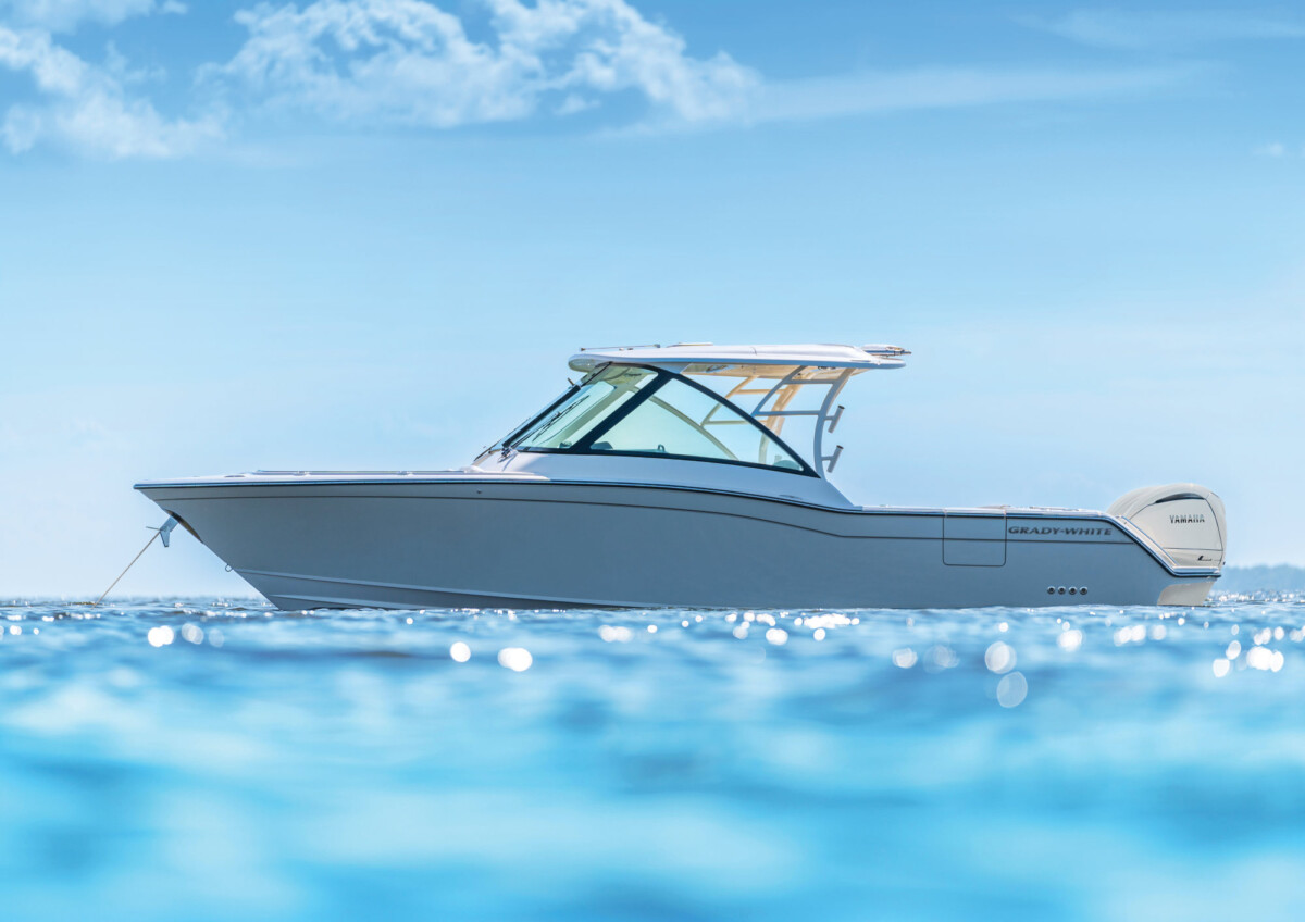 freedom-325-32-foot-dual-console-fishing-boat-port-console-anchored-qtp4351